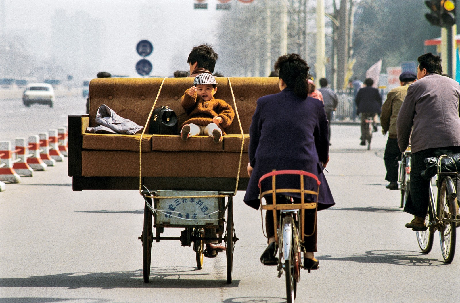 1984长安大街购买沙发的三口一家人（北京）.jpg