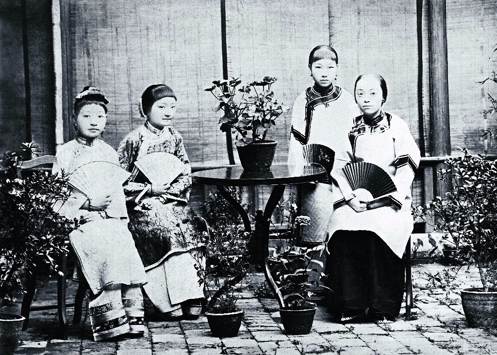 2闺秀时期的张仁会（左二，张之洞的幺女）和七兄张仁乐的夫人合影。拍照年代不详。刘碧瑞供图。（原载《老照片》第93辑）.jpg