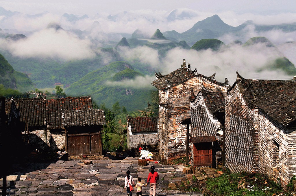 3 云雾山中的千年古瑶寨 南岗村 2006.jpg