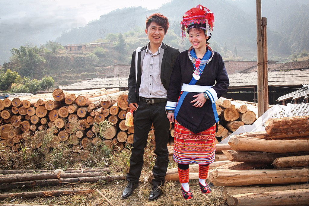 179 新郎盘跃伙接到了新娘房兰,因为到家里就不能在一起,就在路边合个影(2009)下岭脚村.jpg 179 新郎盘跃伙接到了新娘房兰,因为到家里就不能在一起,就在路边合个影(2009)下岭脚村.jpg