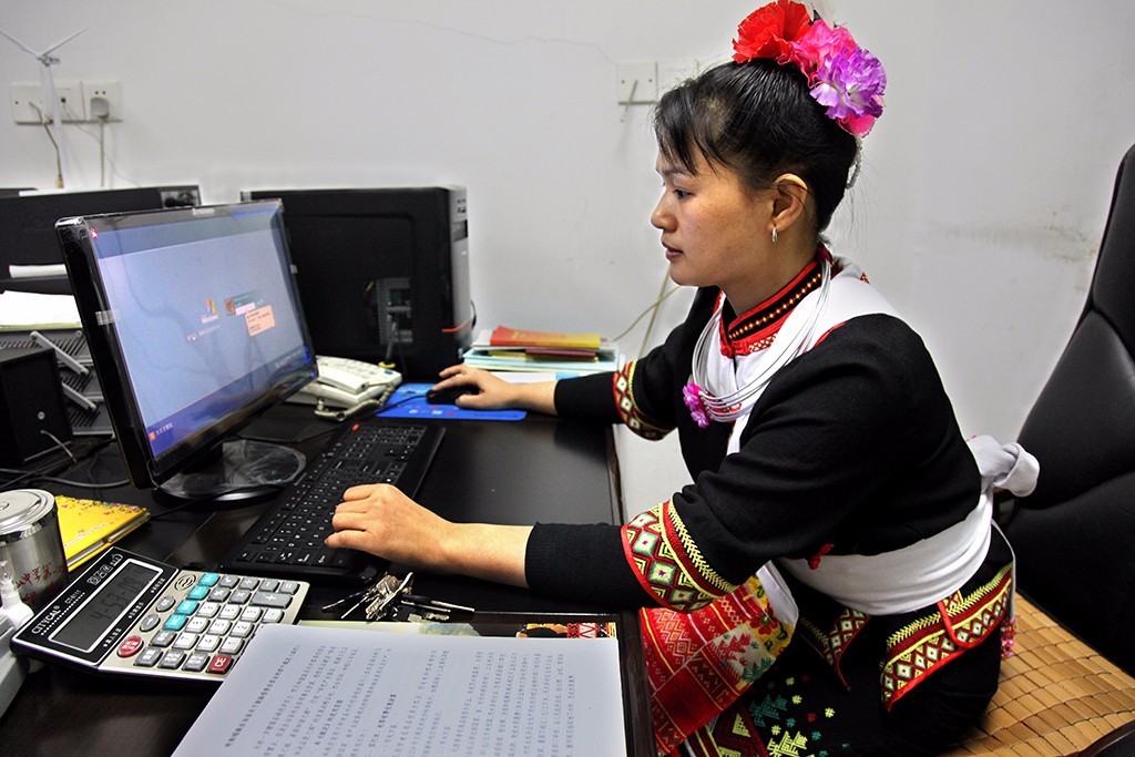 0202当上了县经贸局副局长的盘三妹(2014)三江镇.jpg 0202当上了县经贸局副局长的盘三妹(2014)三江镇.jpg