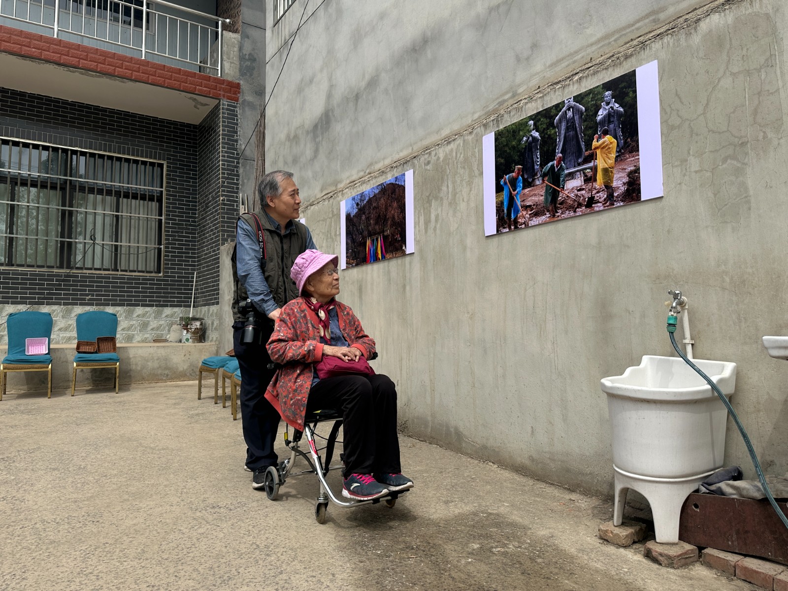 城里赶去观展.JPG