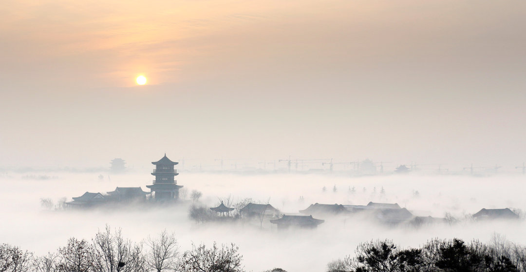 终阙晨霞照雾开（摄影：李光，拍摄地：山东省聊城市东昌府区繁森路1号东昌湖畔孔繁森同志纪念馆）_结果.jpg