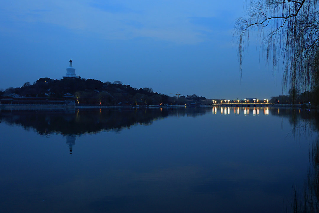 北海之晨（摄影：覃世明，拍摄地：北京市西城区北海公园）_结果.jpg