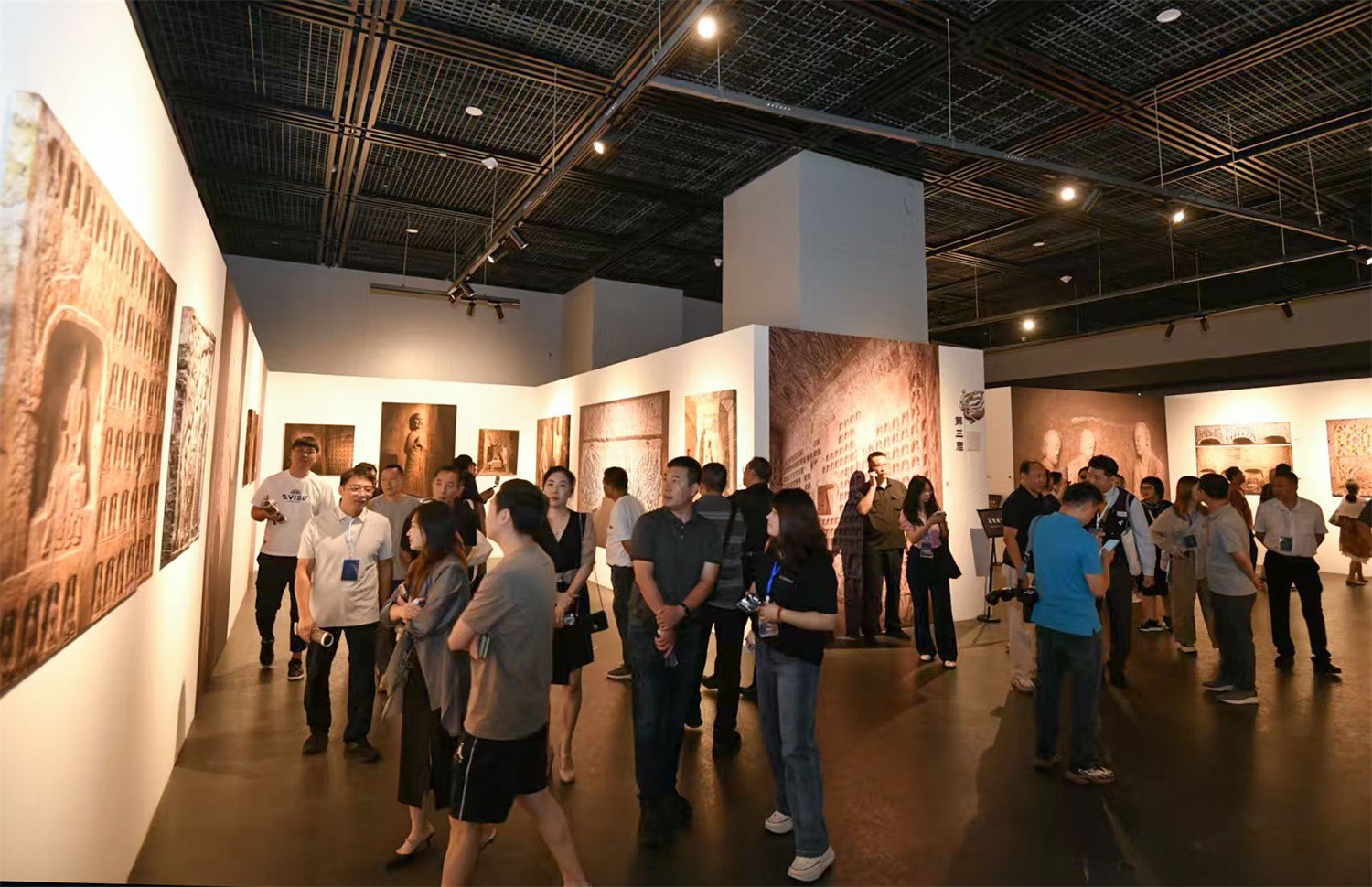观众在观看“丝绸之路·黄河：巩县石窟”摄影艺术展。   徐宗福  图3.jpg