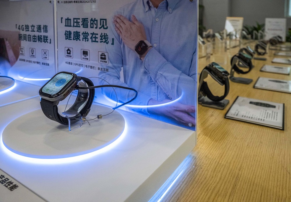 新蕊科技的代表产品为气泵式智能血压手表。该产品具有智能血压检测&救急应对、智能血压手表安全气囊、远程护理“4G插卡独立通话”、亲属关爱“电子围栏”、高血压随时随地测量、微型气泵充气气囊等功能，适合高血压患者日常监测、工作压力大的职场人士以及健身爱好者运动前后监测等人群。 杨竹青 摄.jpg