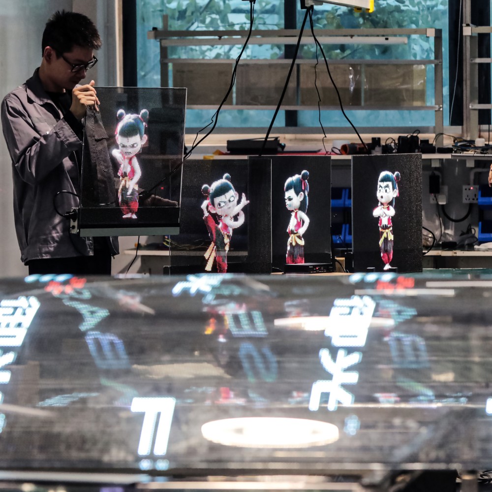 御光新材的智能光控生产车间工人在操作。 赵青 摄.jpg