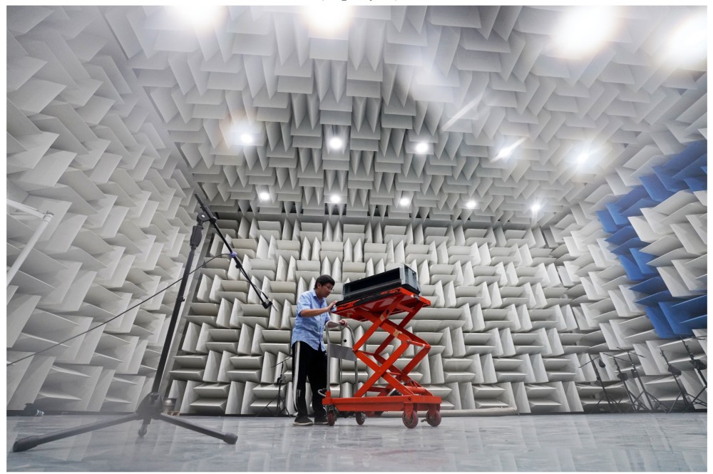 1761128746129951.jpg 01-中国工业摄影协会主席于文国作品《测试》广东海鸿变压器有限公司的科技研发人员在测试新产品.jpg