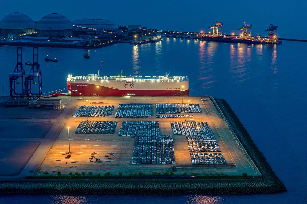 1761128890981601.jpg 刘东红--《晨光中的深圳号》(比亚迪深圳号停靠在小漠国际物流港,这是比亚迪深圳号在小漠港首航).jpg