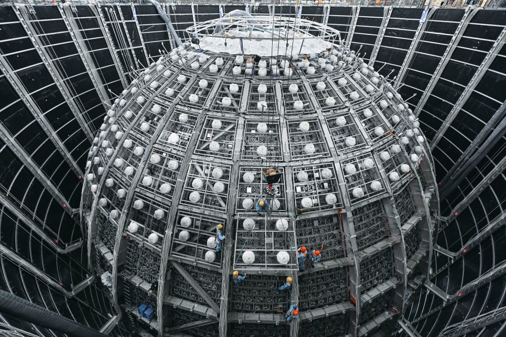 1761128965875077.jpg 刘悦湘---江门中微子实验探测器,中心探测器外工人正在高空安装光电倍增管模块,那是探测器的眼睛.jpg