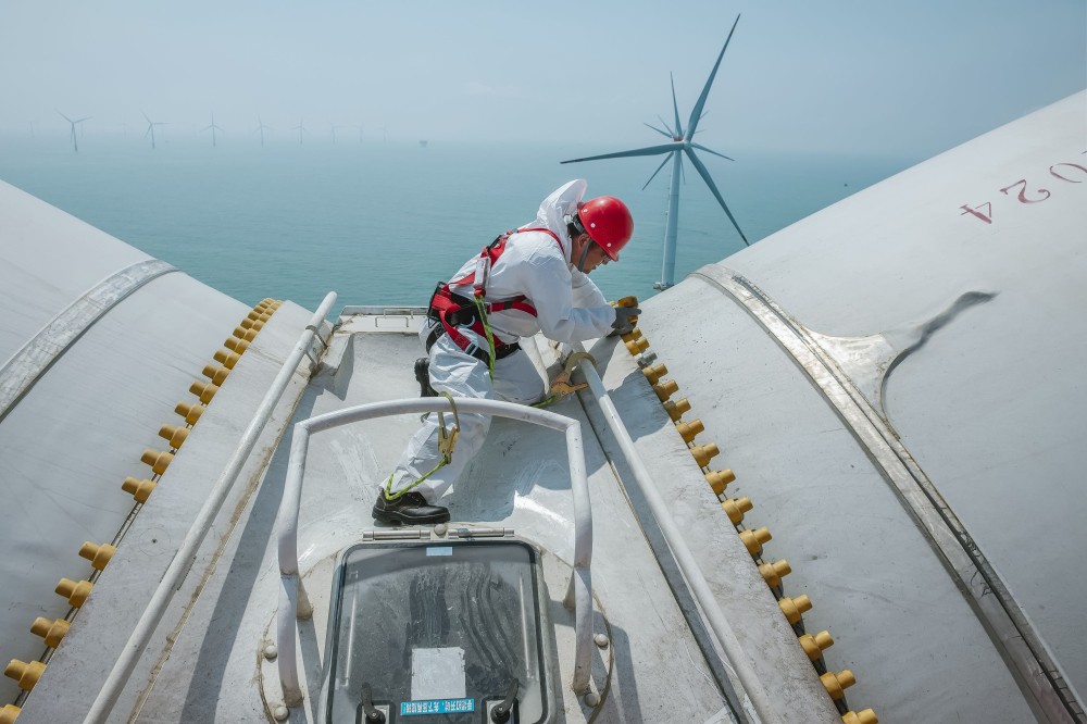 1761133788929332.jpg 邱新生-风电事业(技术人员在珠海的海上风机平台上开展运维巡检).jpg