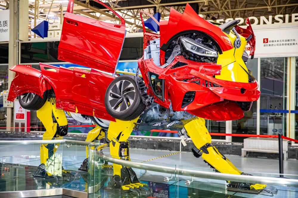 1761133819178335.jpg 潘梓奇《拥有狮王功夫的佛山大众》.jpg