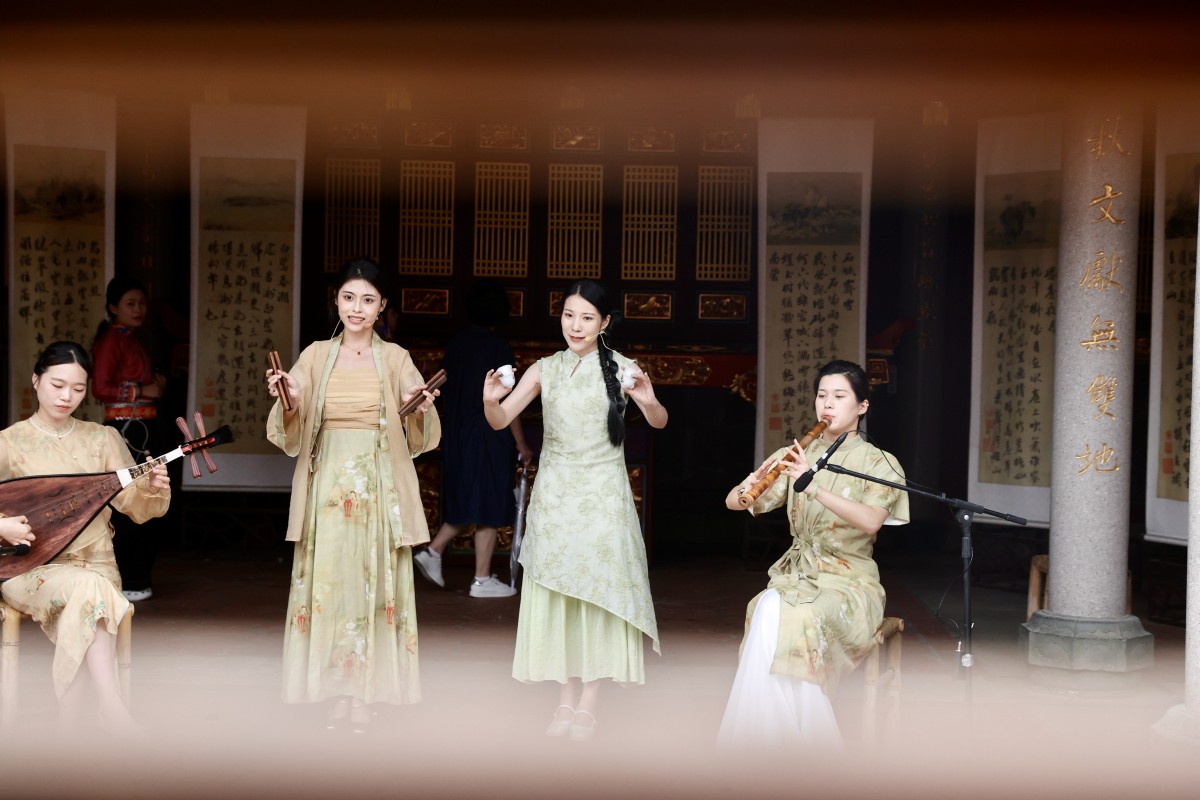 沉浸式感受惠女文化与闽南风情，黄吾野祠堂体验南音表演(陈小阳 摄).jpg