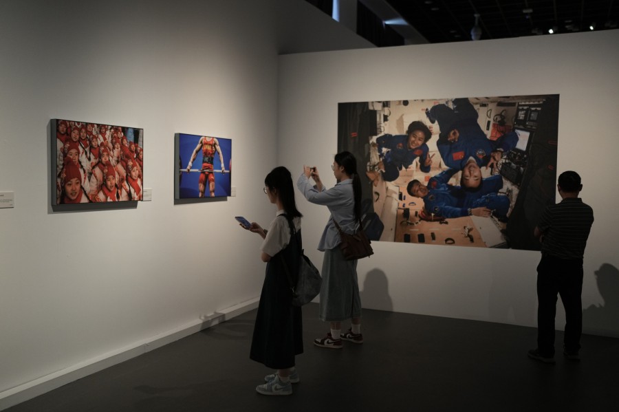 观众看展。李隽辉 摄 (2).jpg